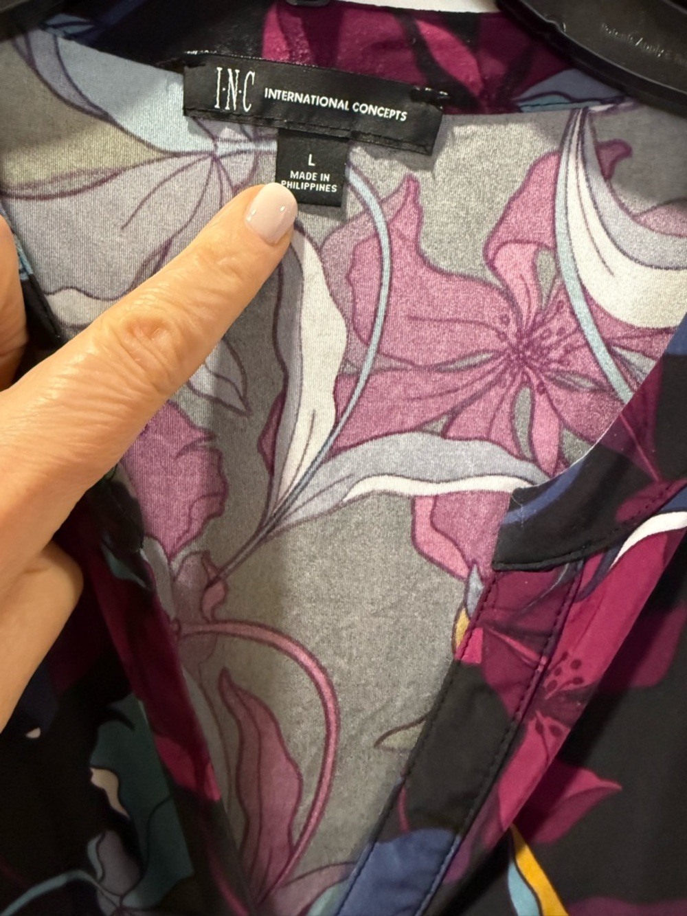 INC International Concepts Women's Purple Floral V-Neck Blouse Size Large - Picture 4 of 7